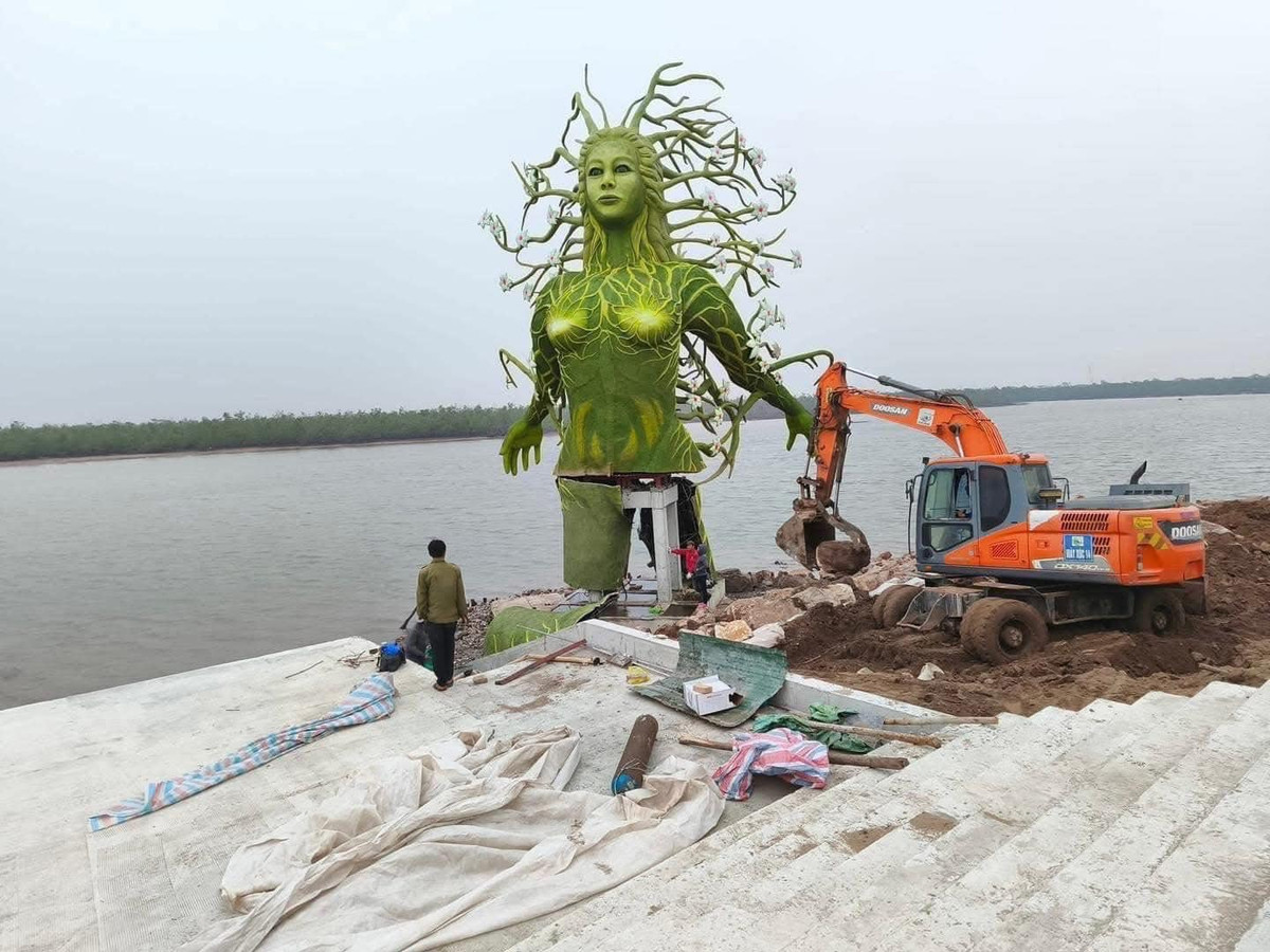 Bức tượng tại Đồ Sơn vẫn tiếp tục được thi công.