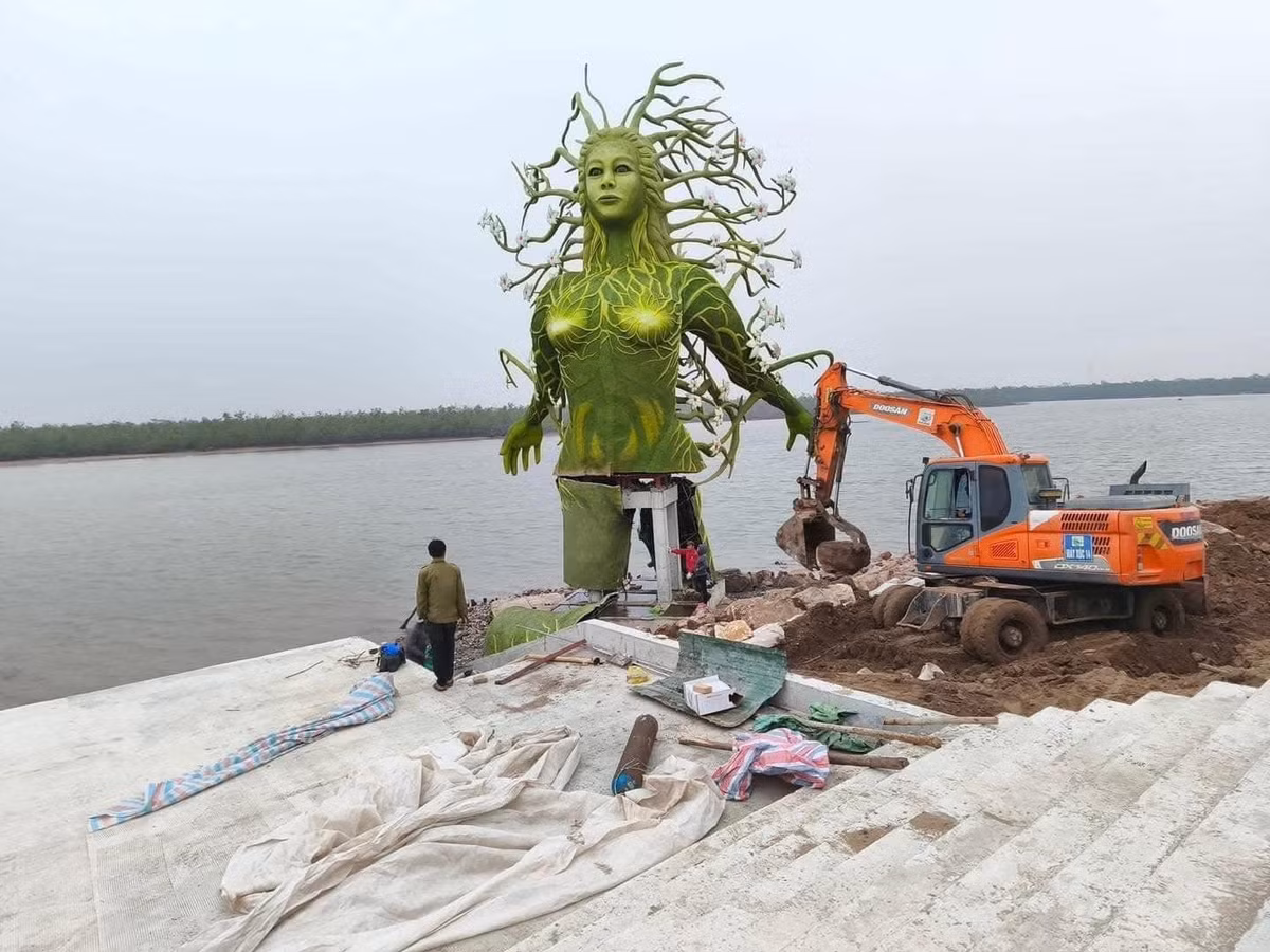 Bức tượng tại Đồ Sơn vẫn tiếp tục được thi công.