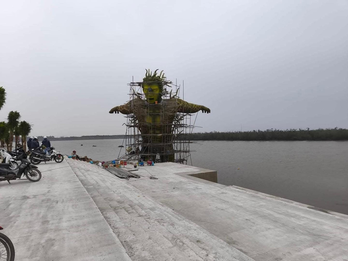 "Hải Phòng chính thức mở bát cuộc đua linh vật cho năm Ất Tỵ bằng tượng Medusa luôn cho nó cẩn thận. Có lẽ nên trao giải luôn chứ cỡ này thì ai đỡ nổi", "Quảng Trị chưa lên tiếng mà Hải Phòng đã muốn giật giải rồi sao"... là những bình luận dân mạng để lại dưới những bức ảnh trên.