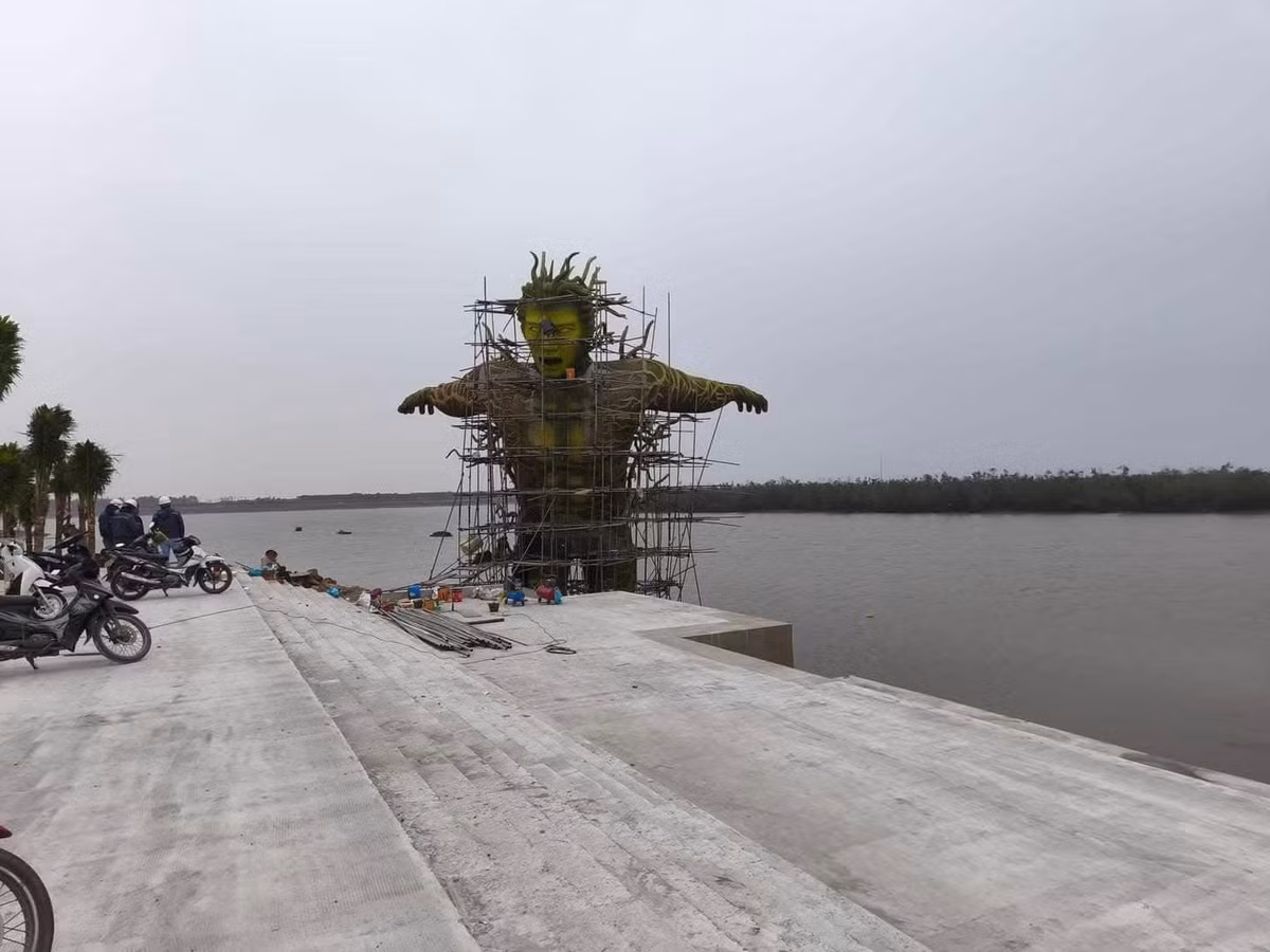 "Hải Phòng chính thức mở bát cuộc đua linh vật cho năm Ất Tỵ bằng tượng Medusa luôn cho nó cẩn thận. Có lẽ nên trao giải luôn chứ cỡ này thì ai đỡ nổi", "Quảng Trị chưa lên tiếng mà Hải Phòng đã muốn giật giải rồi sao"... là những bình luận dân mạng để lại dưới những bức ảnh trên.