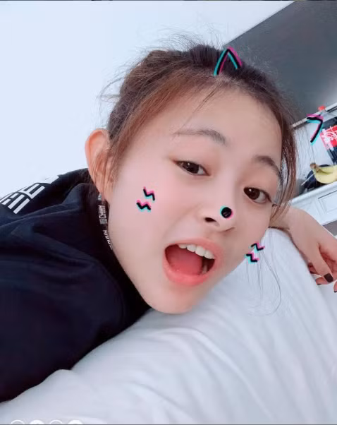 Vì với tiên khí như lan khắp cơ thể, Gong Li trông giống như một tiên nữ hạ phàm. Nhưng khi ra sân, cô lập tức biến thành một chiến thần của nghệ thuật công phá.