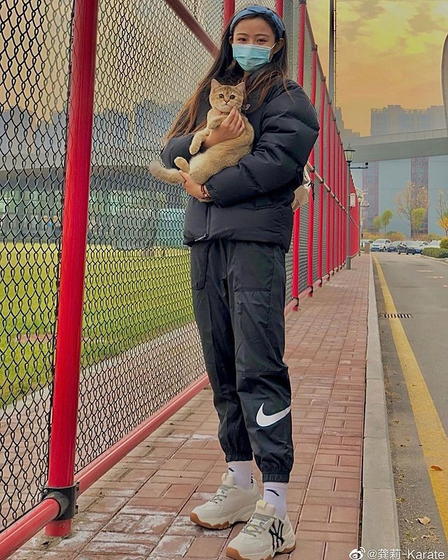 Nếu chứng kiến vẻ bề ngoài hiền dịu như một nàng tiên của Gong Li không ai nghĩ cô gái này lại sở hữu võ nghệ cao cường.