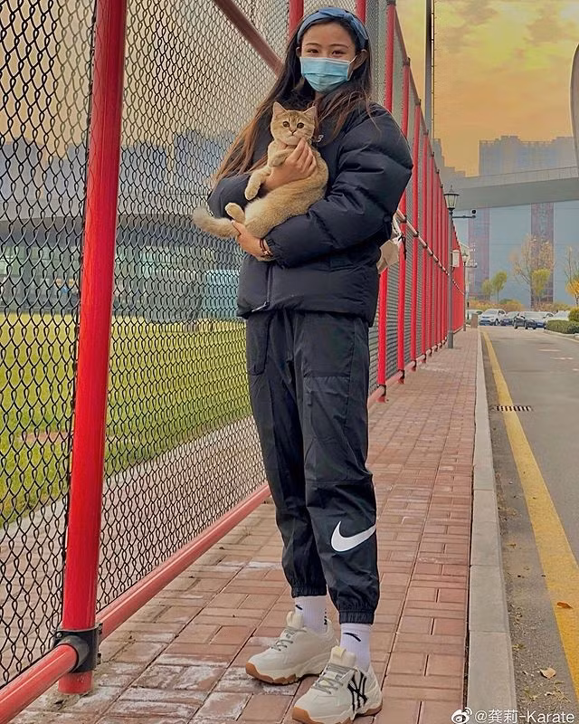 Nếu chứng kiến vẻ bề ngoài hiền dịu như một nàng tiên của Gong Li không ai nghĩ cô gái này lại sở hữu võ nghệ cao cường.