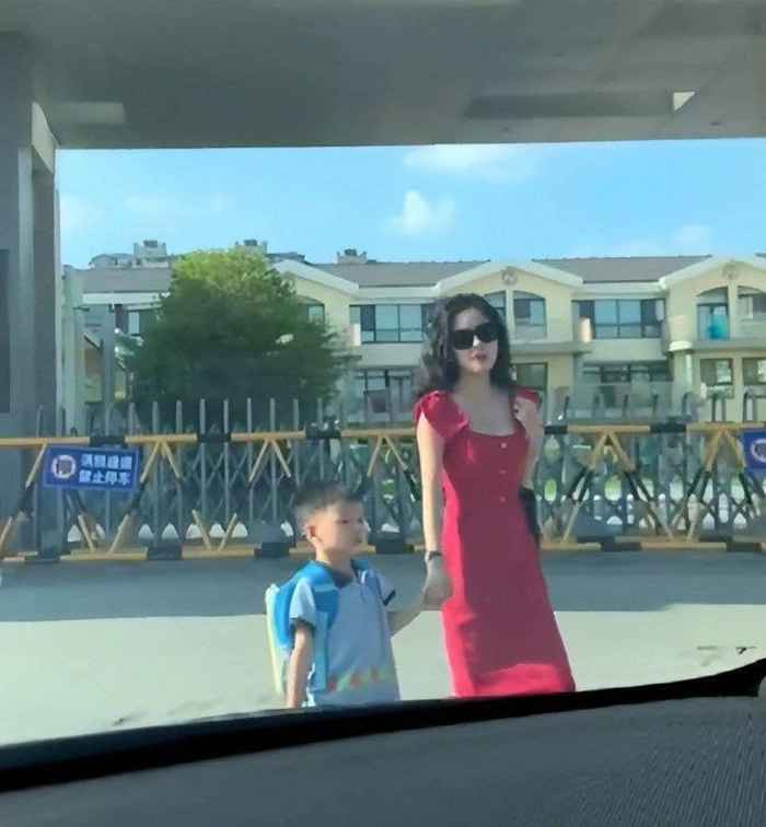 Nói về lý do mặc đẹp khi đến trường đón con, người mẹ cho hay đơn giản vì cô nghĩ đến con trai mình, cô muốn con trai hãnh diện về mẹ, bé tự hào vì có người mẹ xinh đẹp chỉn chu.