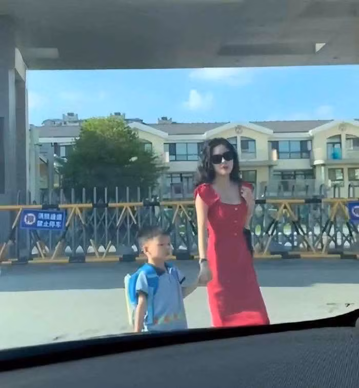 Nói về lý do mặc đẹp khi đến trường đón con, người mẹ cho hay đơn giản vì cô nghĩ đến con trai mình, cô muốn con trai hãnh diện về mẹ, bé tự hào vì có người mẹ xinh đẹp chỉn chu.