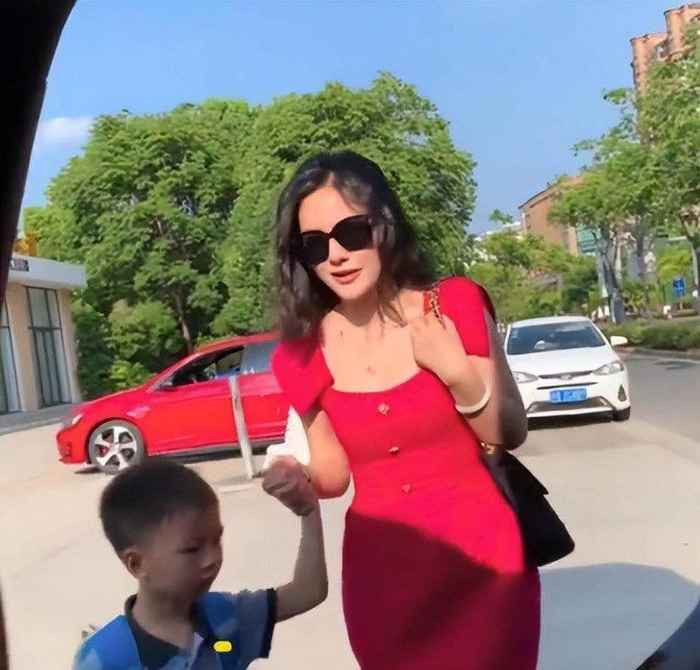 Trên thực tế, có nhiều bà mẹ chưa thực sự để ý đến trang phục khi đi đón con. Người thì sành điệu quá mức, người thì xuề xòa. Thậm chí, một số bà mẹ đang diện trang phục đi tập thể dục xong tiện đường ghé đón con, tất cả những trang phục này đều không phù hợp khi xuất hiện ở môi trường học đường.