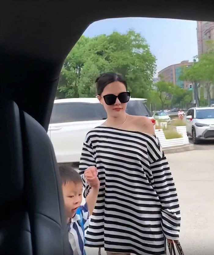 Có lẽ, trong suy nghĩ của các bà mẹ, việc diện trang phục như vậy không làm hại đến ai, tuy nhiên lại rất dễ nảy sinh ra một số chuyện. Nhiều trường hợp trẻ bị bạn bè trêu đùa chỉ vì mẹ ăn mặc quá "lố" và khiến giáo viên mất thiện cảm.