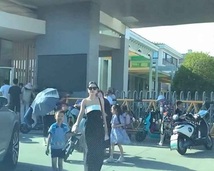 Mới đây, trên nhiều diễn đàn mạng xã hội đã chia sẻ hình ảnh một bà mẹ người Trung Quốc khá xinh đẹp và nổi bật mỗi lần đến trường đón con trai. Chính vì trang phục có phần đẹp quá mức của bà mẹ này đã khiến dân mạng nảy ra cuộc tranh cãi.