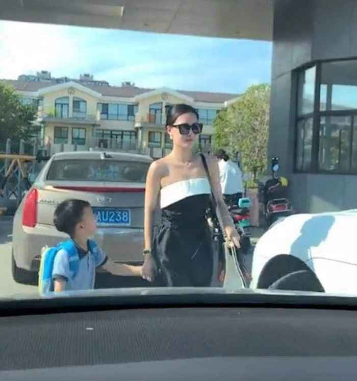 Cụ thể, bên cạnh những lời khen ngợi thì không ít ý kiến trái chiều rằng bà mẹ làm lố vì chỉ đến trường đón con thì không cần mặc như trình diễn thời trang vậy.