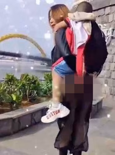 Qua cách ăn mặc của mẹ, trẻ vô thức thu nạp thẩm mỹ của mẹ sẽ biết cách chăm sóc, chú ý đến hình ảnh của chính bé từ khi còn nhỏ. Ảnh minh hoạ.