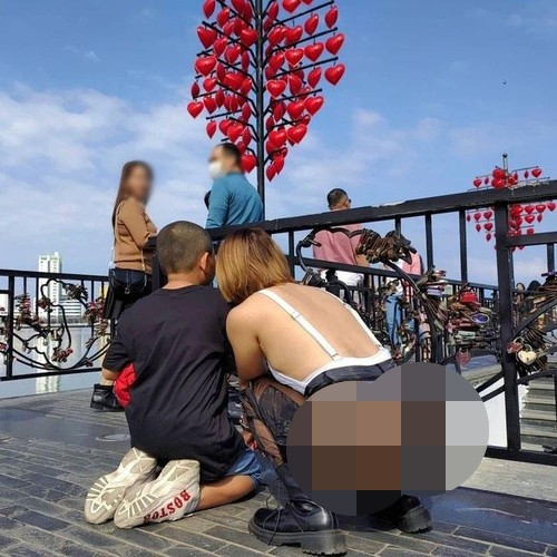 Trên thực tế, trẻ nhỏ cũng có khiếu thẩm mỹ cơ bản. Mẹ của bạn học nào ăn mặc đẹp, mẹ bạn nào ăn mặc xuề xòa đều sẽ gây ấn tượng sâu sắc trong lòng trẻ. Ảnh minh hoạ.