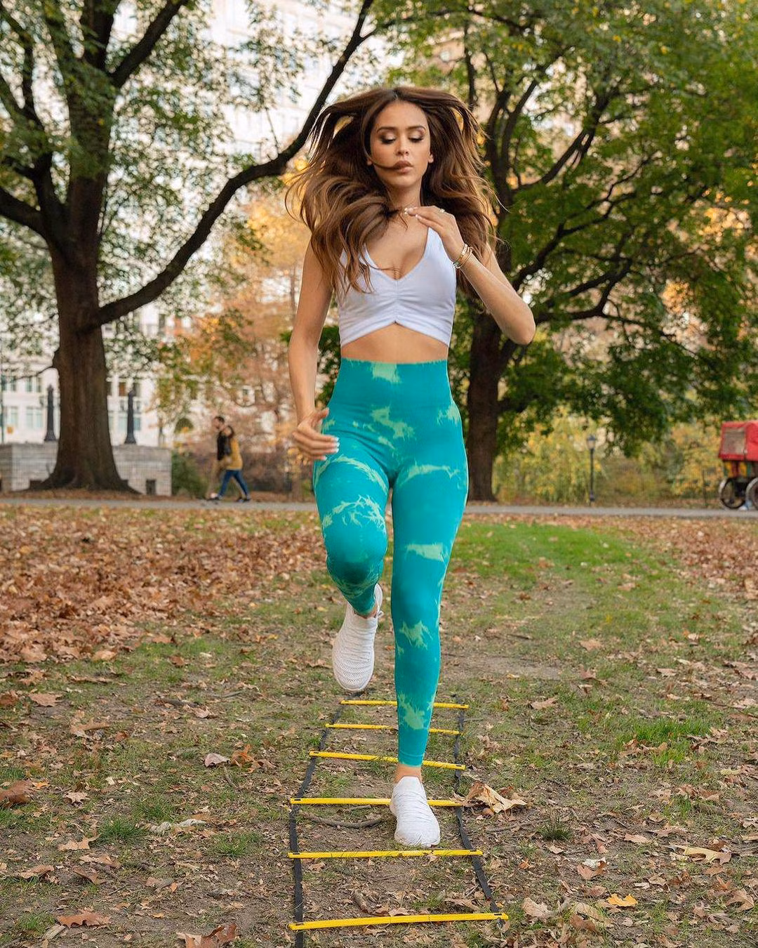 Trên trang Facebook cá nhân, "người đẹp thời tiết" này cũng thường xuyên đăng tải hình ảnh, chia sẻ khoảnh khắc dẫn sóng, tập thể thao nhận về lượng tương tác cao.