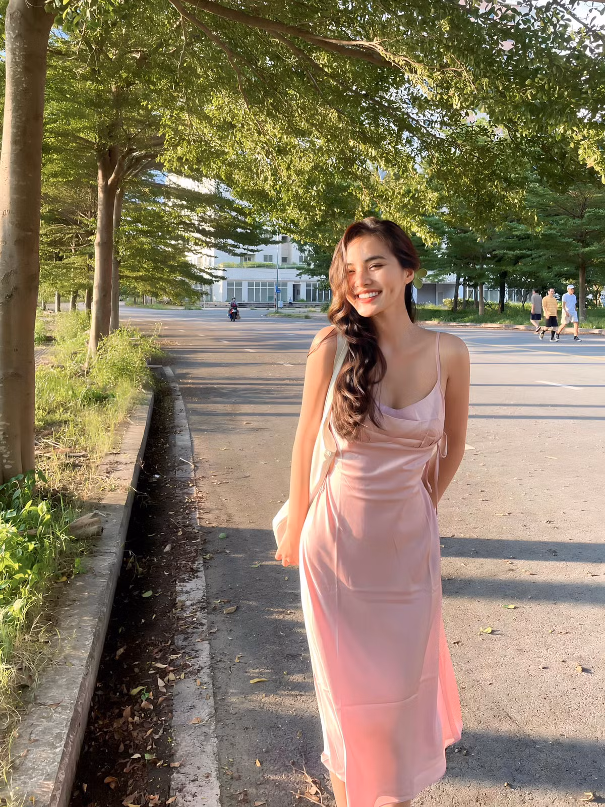 Với lợi thế nhan sắc cùng vóc dáng nóng bỏng, khi đang ngồi trên ghế nhà trường Hoàng Kim đã đắt show làm mẫu thời trang, quảng cáo cho nhiều nhãn hàng lớn.