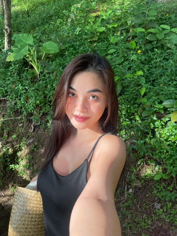 "Tôi làm mẫu ảnh nên hầu như ngày nào cũng phải make up rất nhiều. Nên tôi phải làm sạch da mặt rất kỹ. Việc tẩy trang và làm sạch da kĩ sẽ giúp các kem dưỡng được thấm sâu hơn, không gây tắc lỗ chân lông dẫn đến gây mụn", Hoàng Kim chia sẻ.