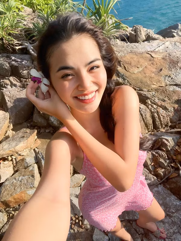 Ngoài ra, đi ngủ sớm và chăm sóc làn da kỹ càng cũng hai vấn đề được Hoàng Kim này chú trọng. Cô cho hay không cần dùng các loại mỹ phẩm đắt tiền, nó có thể là sản phẩm bình dân nhưng phải phù hợp với làn da.