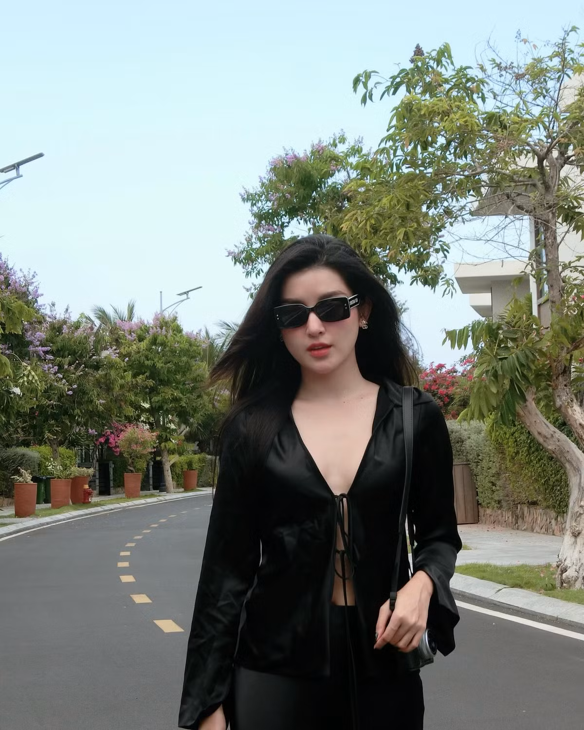 Nàng Á hậu tự tin diện những trang phục táo bạo, khoe trọn vóc dáng nuột nà cùng đường cong "đồng hồ cát" vạn người mê.