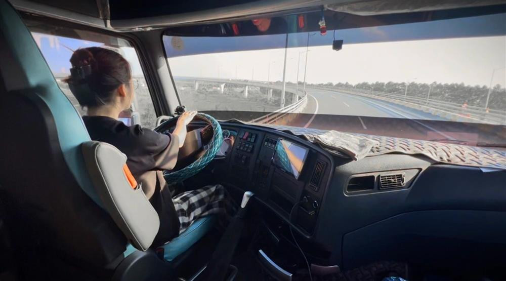 Vì yêu thích nên Hạnh chú ý quan sát, gần như thuộc lòng các tính năng của xe, thao tác xử lý tình huống.