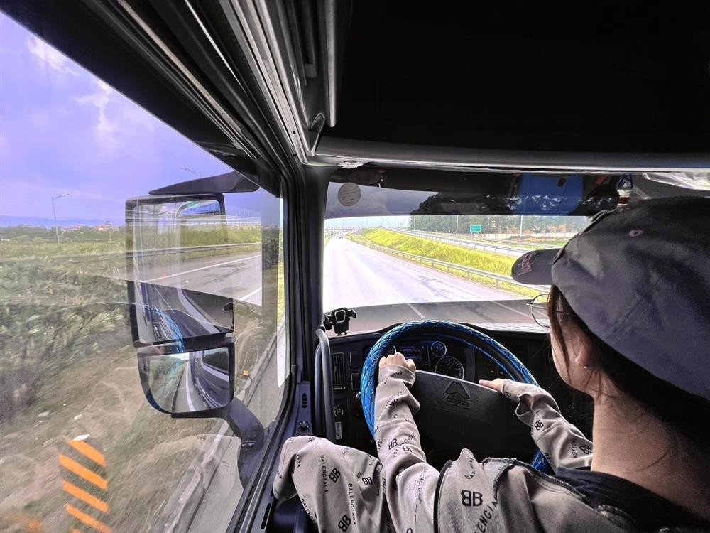 Tốt nghiệp cấp 3, thay vì tiếp tục đi học đại học hay lựa chọn thi vào các trường nghề, cô gái Thái Nguyên ở nhà theo nghiệp kinh doanh của gia đình. Năm 21 tuổi, khi đủ điều kiện thi bằng lái xe hạng C, Mỹ Hạnh đã đăng ký dự thi và đỗ sát hạch ngay lần đầu tiên.