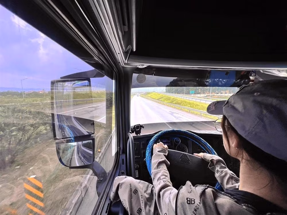 Tốt nghiệp cấp 3, thay vì tiếp tục đi học đại học hay lựa chọn thi vào các trường nghề, cô gái Thái Nguyên ở nhà theo nghiệp kinh doanh của gia đình. Năm 21 tuổi, khi đủ điều kiện thi bằng lái xe hạng C, Mỹ Hạnh đã đăng ký dự thi và đỗ sát hạch ngay lần đầu tiên.