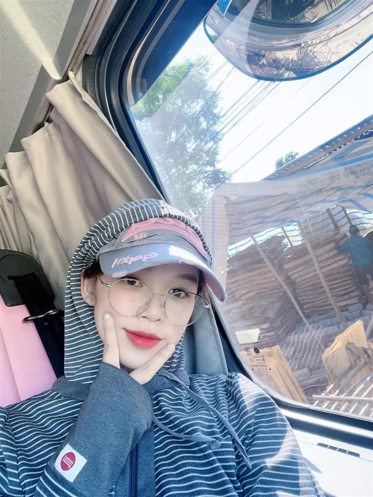 Ngồi bên bố, Hạnh cảm thấy thích thú khi một con người nhỏ bé có thể điều khiển những chiếc tải nặng hàng chục tấn chạy bon bon trên đường.