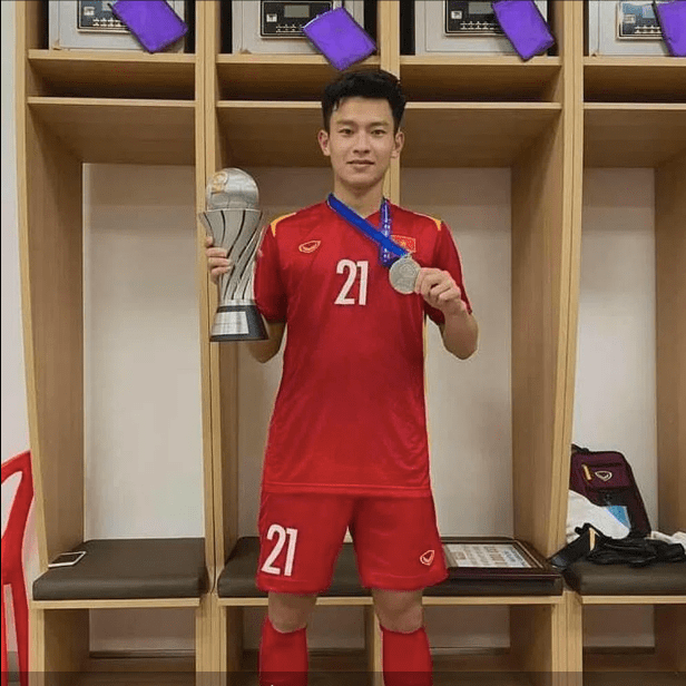 Cụ thể trong kỳ thi tuyển sinh đại học chính quy năm 2020, hậu vệ của U23 Việt Nam tại SEA Games 31 đã vinh dự được hiệu trưởng trường ĐH Sư Phạm Thể dục Thể thao Hà Nội tặng bằng khen là thủ khoa xuất sắc.