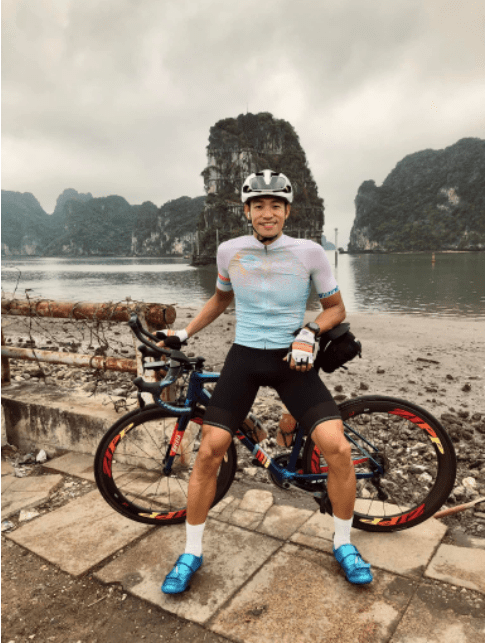 Có lẽ đây là vận động viên có tuổi đời và kinh nghiệm lâu năm nhất tại đội tuyển Việt Nam năm nay. Được biết, trước khi trở thành vận động viên, Trịnh Vũ Anh Huy từng là một nhân viên văn phòng sang đi làm tối về nhà như bao người.