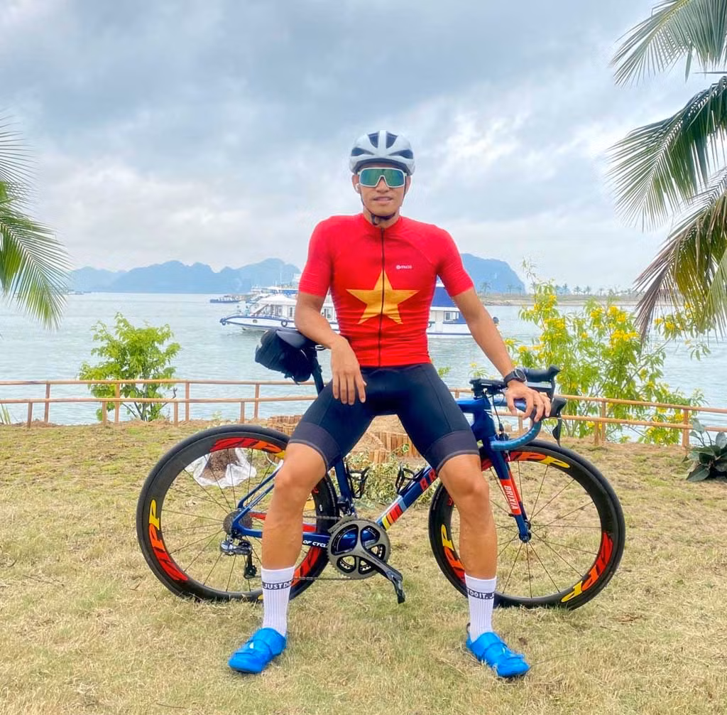 Anh Huy từng có thời gian du học tại trường Đại học La Trobe (Úc), trong suốt quá trình học tập ở đó anh chàng cũng làm thêm rất nhiều nghề liên quan đến bơi lội như dạy bơi cho người nước ngoài. Sau khi học xong, trở về quê nhà và làm việc tại PwC - công ty Kiểm toán lớn của Việt Nam với chức vụ Trưởng phòng.