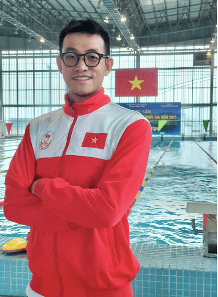 Nhờ khả năng bơi lội từ nhỏ, nên Anh Huy từng giành được nhiều thành tích tại các giải bơi lội trong nước. Khi đang ở trên đỉnh cao sự nghiệp thì anh chàng lại từ bỏ để hoàn thành việc học tập.