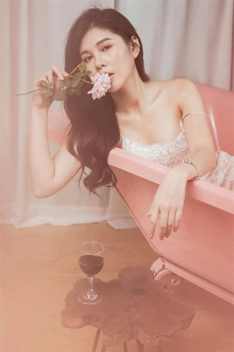 Trở lại với công việc, Thu Hoài không gặp quá nhiều khó khăn nhờ sự hỗ trợ từ chồng, bố mẹ nên có thời gian làm việc và chăm sóc bản thân.