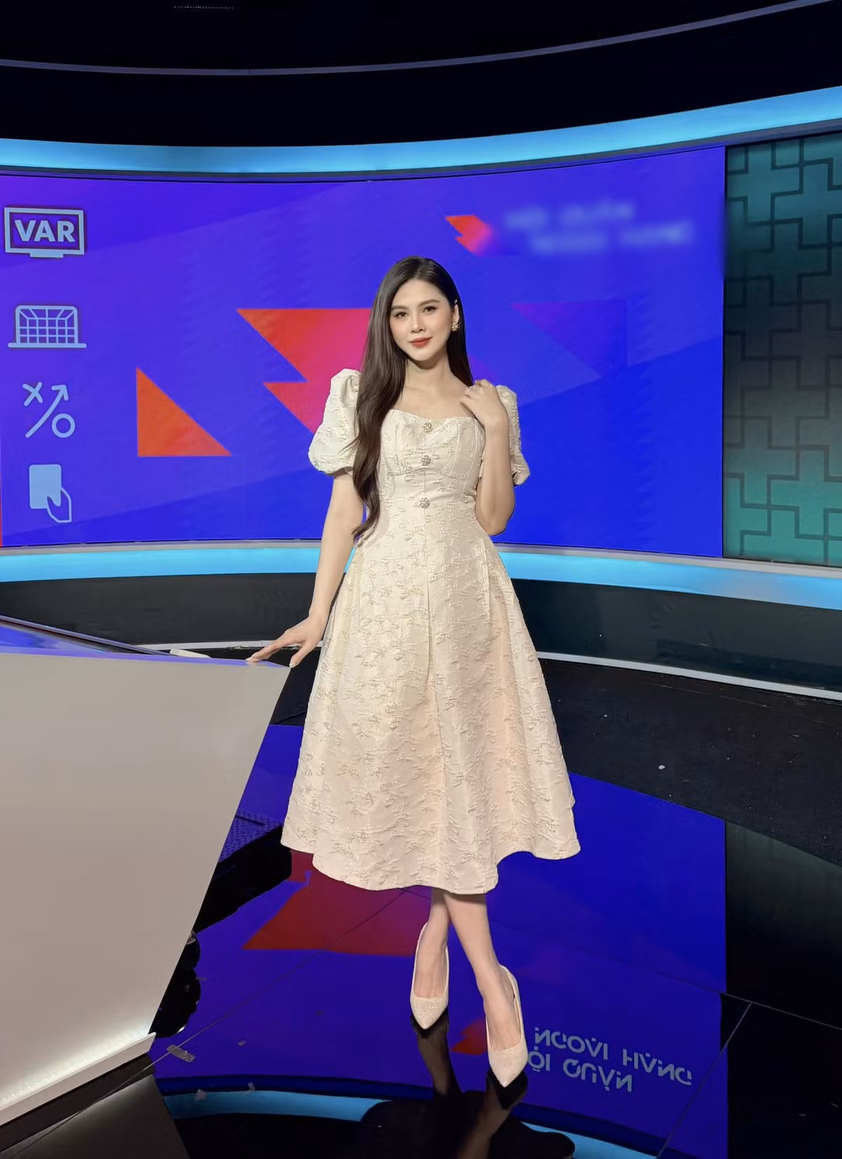 Nu MC the thao do mo hoi tap luyen lay lai voc dang sau sinh