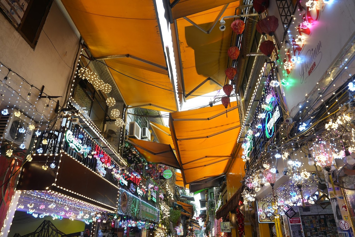 Những mái che, dàn đèn trang trí của các hàng quán "khu cà phê đường tàu" tiềm ẩn sự nguy hiểm khi có tàu chạy qua.