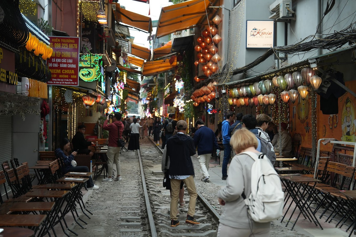 Bị yêu cầu ngừng hoạt động, “khu cà phê đường tàu” vẫn tấp nập Bi yeu cau ngung hoat dong, “khu ca phe duong tau” van tap nap