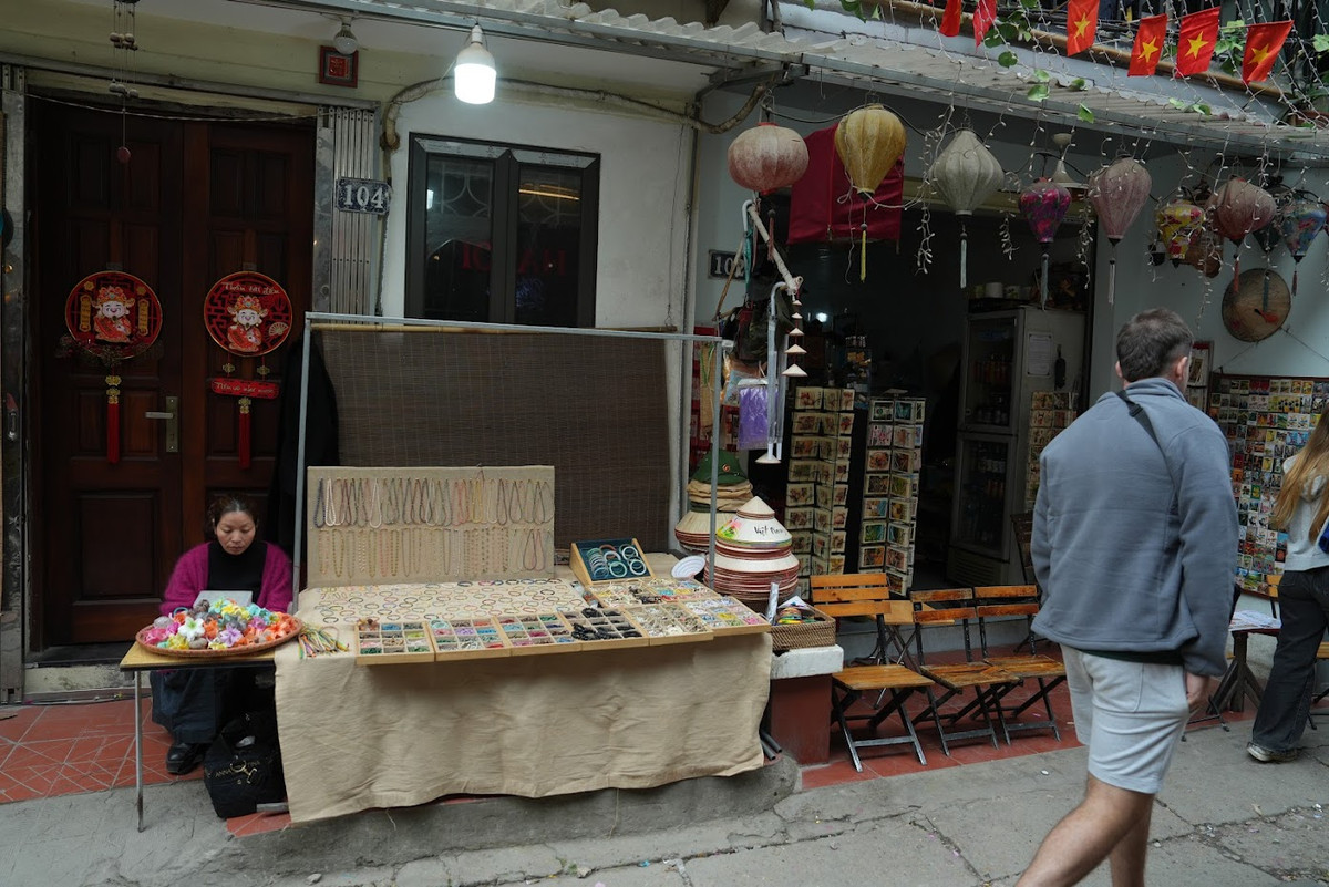 Dọc hành lang đường sắt, các quán cà phê luôn chật kín khách bất cứ thời điểm nào trong ngày, đặc biệt là du khách nước ngoài đến tham quan và tận hưởng không gian độc đáo nơi đây.