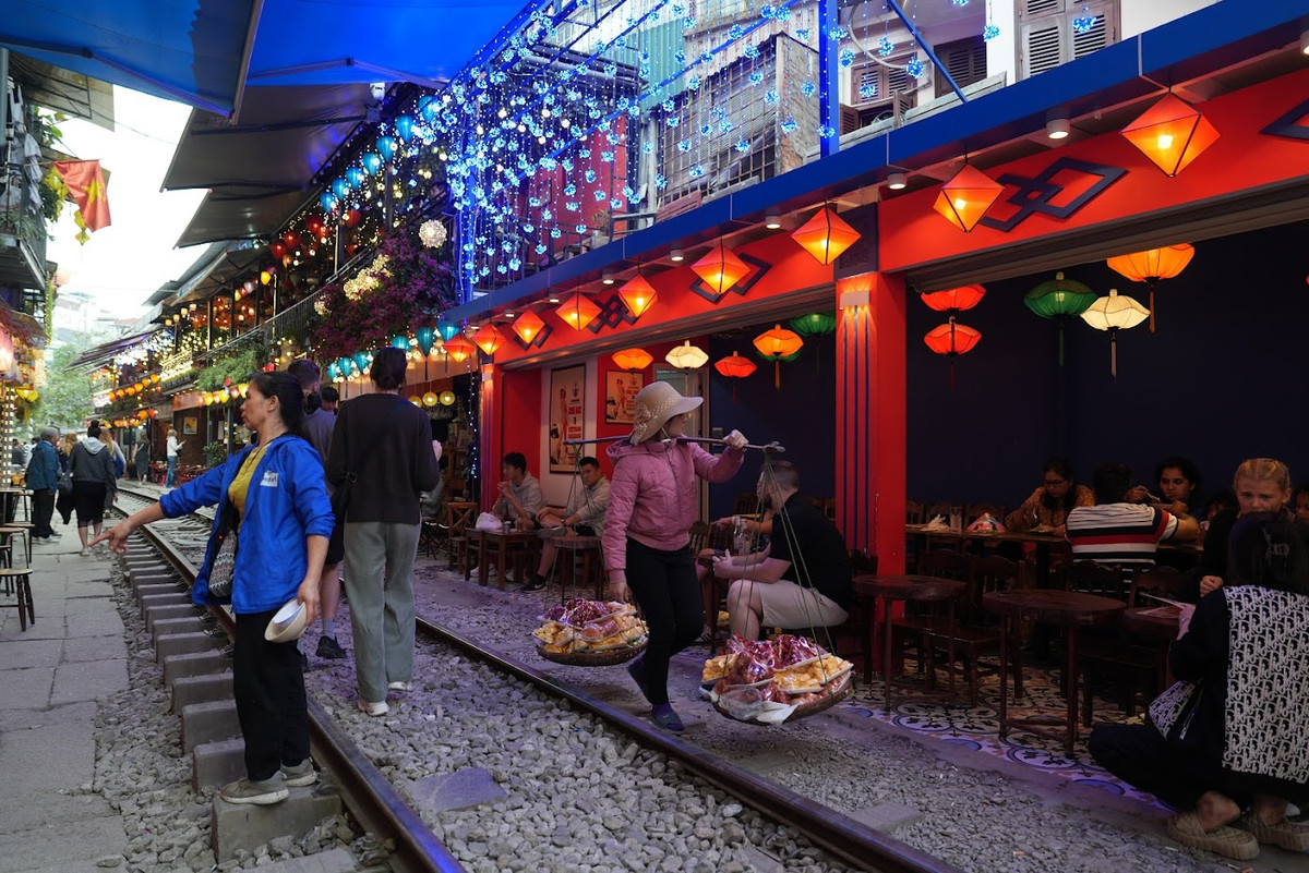 Trước đó, UBND quận Hoàn Kiếm đã nhiều lần yêu cầu xử phạt các hoạt động kinh doanh ở phố cà phê đường tàu khi tình trạng vi phạm trong hành lang bảo vệ an toàn giao thông đường sắt trên địa bàn quận có dấu hiệu tái diễn, không được giải quyết triệt để.