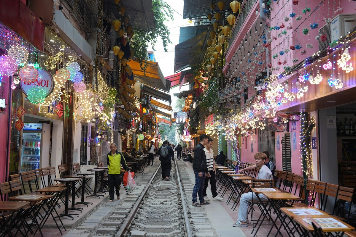 1 hướng dẫn viên cho biết, từ khi có công văn của Sở Du lịch Hà Nội, dù nhận được các yêu cầu trải nghiệm ngắm tàu của khách nhưng anh đã từ chối. Các vị khách đi qua phố đường tàu thường nán lại để chụp ảnh, check-in khoảng 5 phút rồi rời đi.