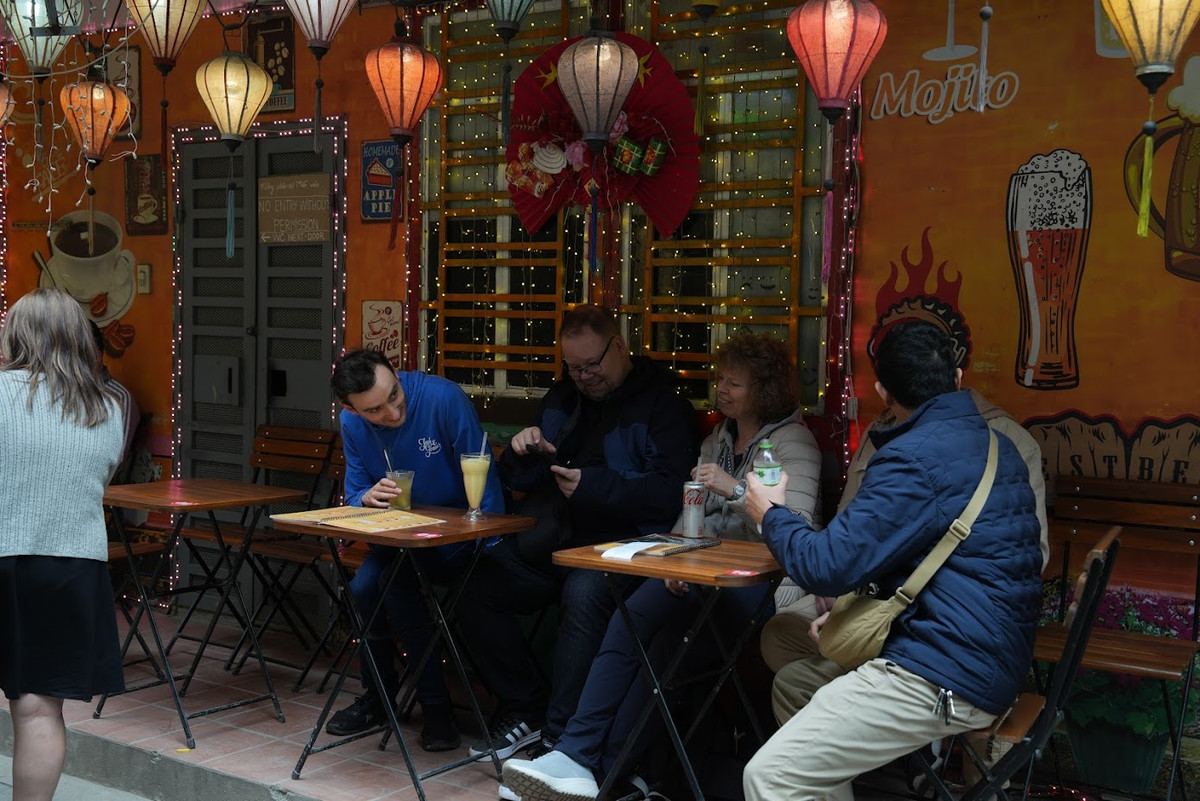 Tuy nhiên, các tour dẫn khách đã ít dần, chủ yếu là du khách nước ngoài tự tìm tới để ghi lại những khoảnh khắc trên khu phố đặc biệt này.