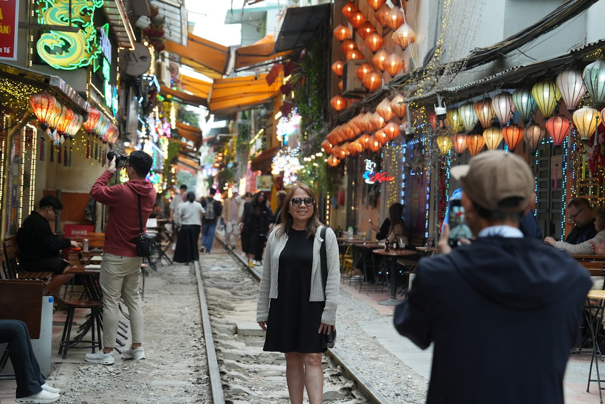 Theo ghi nhận của PV Tri thức &amp; Cuộc sống, dịp cuối tuần, lượng khách tìm tới phố cà phê đường tàu vẫn rất đông.