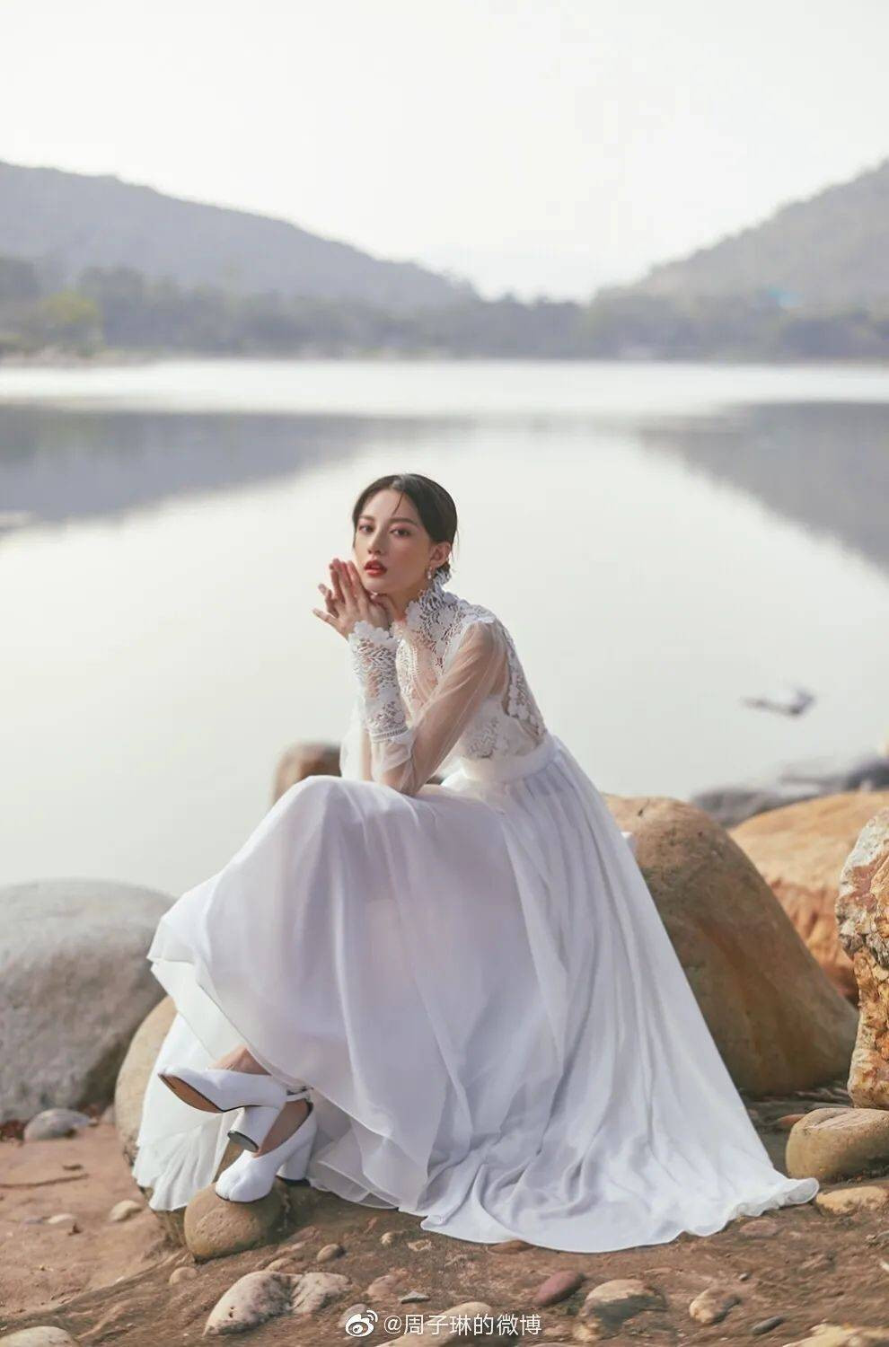 Hiện tại, Zhou Zilin đang quen một tomboy. Khi công khai tình cảm, cả hai gặp không ít chỉ trích từ phía cư dân mạng.