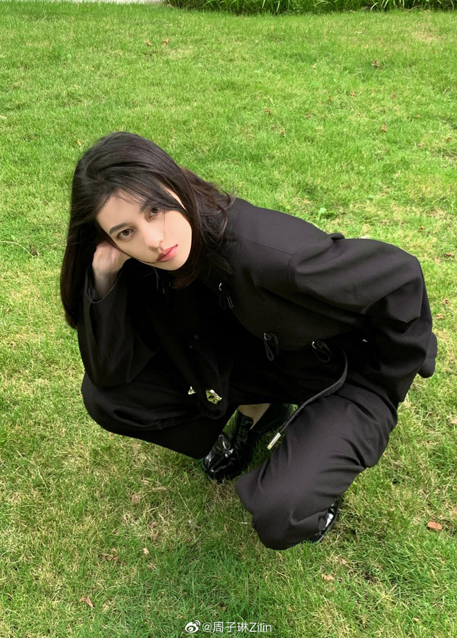 Zhou Zilin dễ dàng biến hóa phong cách mạnh mẽ của cánh mày râu sang nét đẹp nữ tính, trong sáng.