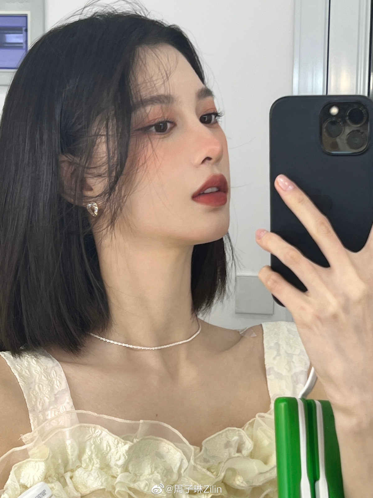 Về tình cảm, Zhou Zilin được đồn đoán hẹn hò với một bạn gái xinh đẹp. Cả hai thường xuyên chụp ảnh đôi và khiến dân tình hâm mộ vì những khoảnh khắc tuyệt đẹp.