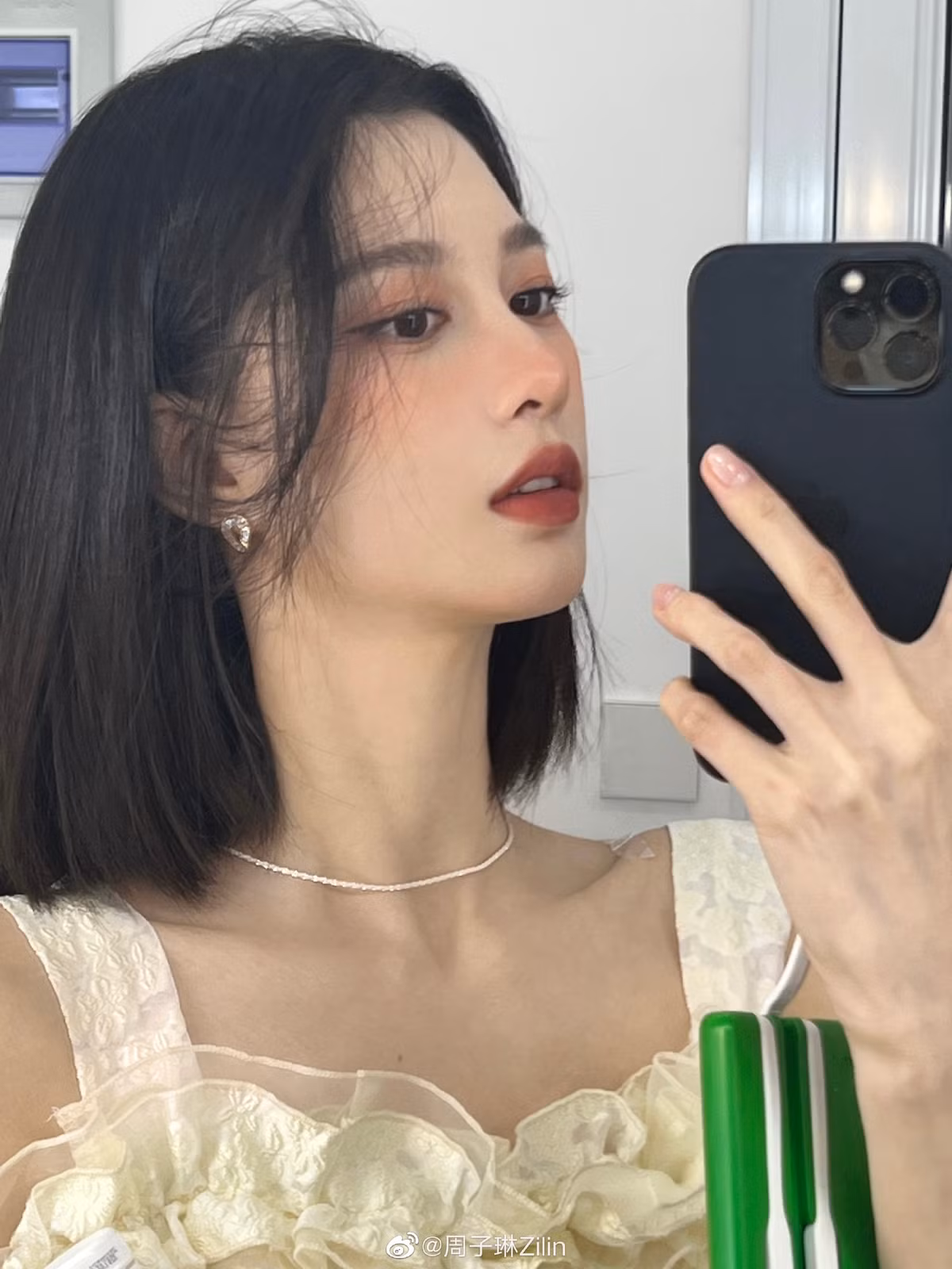 Về tình cảm, Zhou Zilin được đồn đoán hẹn hò với một bạn gái xinh đẹp. Cả hai thường xuyên chụp ảnh đôi và khiến dân tình hâm mộ vì những khoảnh khắc tuyệt đẹp.