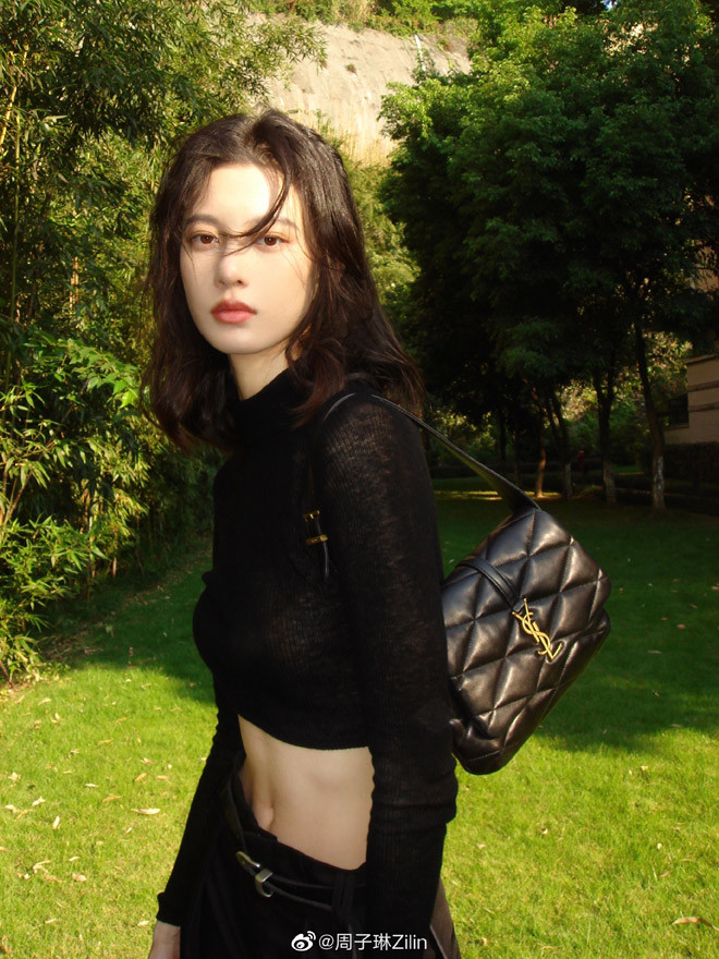 Không chỉ có gương mặt khiến dân mạng phải điên đảo, Zhou Zilin còn sở hữu chiều cao thuộc hàng cực phẩm 1m80.