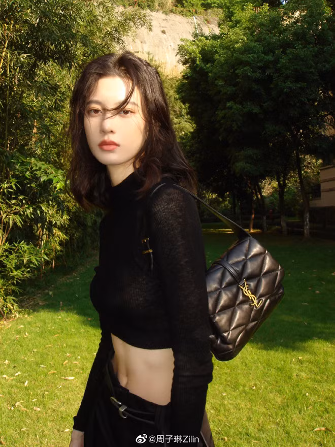 Không chỉ có gương mặt khiến dân mạng phải điên đảo, Zhou Zilin còn sở hữu chiều cao thuộc hàng cực phẩm 1m80.