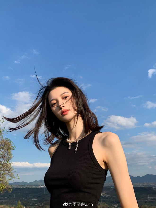 Zhou Zilin sở hữu gương mặt sắc nét, khuôn mặt dài, sống mũi cao thẳng, đôi môi dày gợi cảm và ánh mắt lạnh lùng vừa điển trai vừa có nét nữ tính.