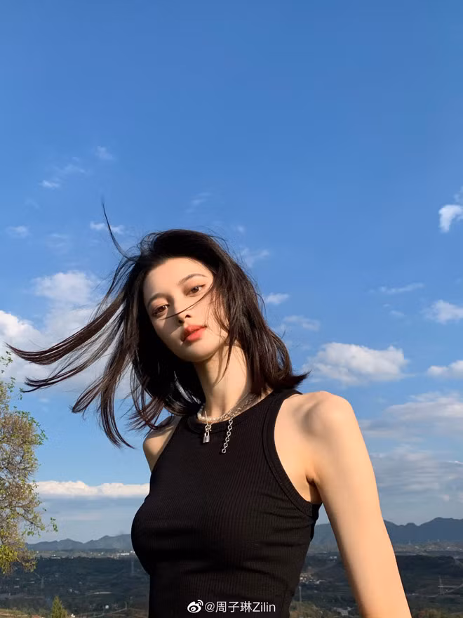 Zhou Zilin sở hữu gương mặt sắc nét, khuôn mặt dài, sống mũi cao thẳng, đôi môi dày gợi cảm và ánh mắt lạnh lùng vừa điển trai vừa có nét nữ tính.