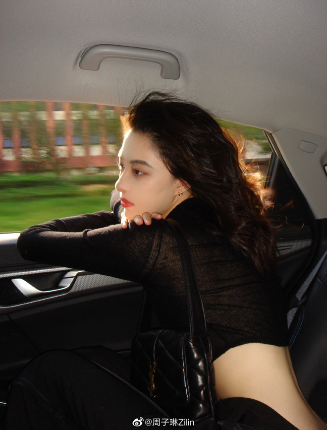 Ngoài ra, 'cô nàng đẹp trai' này có tỷ lệ cơ thể được xếp vào hàng hiếm có, cộng thêm dáng người mảnh khảnh lại càng giúp Zhou Zilin dễ dàng nổi bật giữ đám đông.