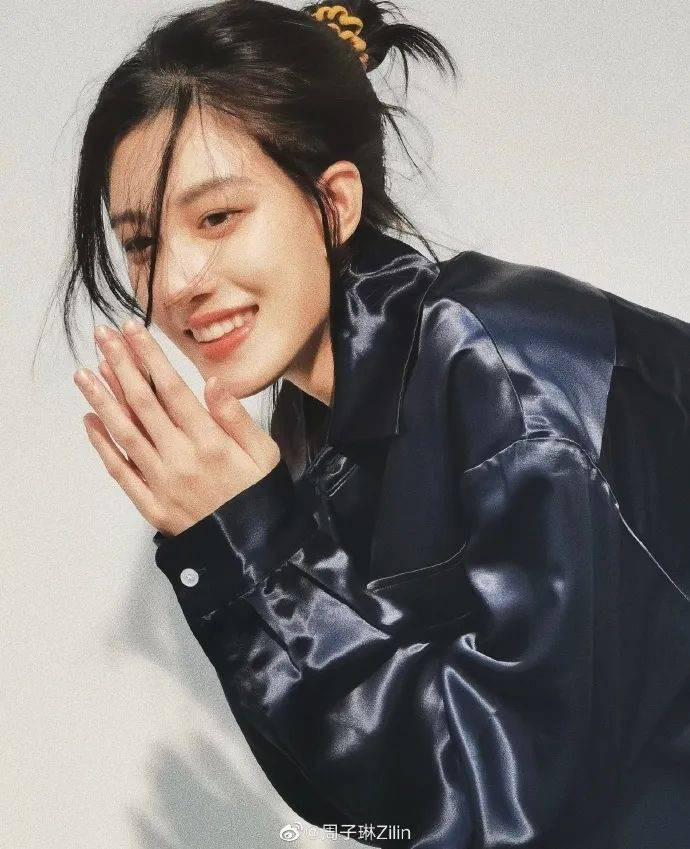 Nhưng mối tình của Zhou Zilin nhanh chóng kết thúc. Một số cư dân mạng cho rằng họ chỉ là người yêu hợp đồng.