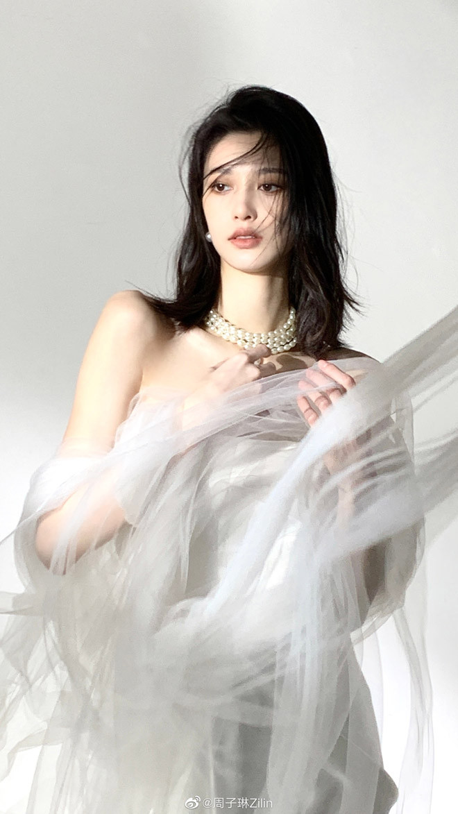 Ban đầu, gái xinh đẹp phi giới tính này chỉ là một người mẫu không mấy tiếng tăm nhưng cơ may được một công ty người mẫu nhận ra tiềm năng đã giúp cô nhanh chóng trở nên nổi tiếng.