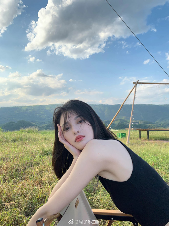 Có chiều cao và ngoại hình vượt trội cho nên Zhou Zilin trở thành nhân vật nổi tiếng trong trường.