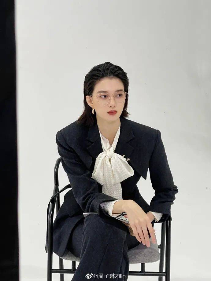 Zhou Zilin là người mẫu mang vẻ đẹp phi giới tính, tốt nghiệp Học viện Mỹ thuật Tứ Xuyên.